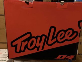 Brand New Troy Lee Designs D4 Carbon Helmet Torched Black / Purple