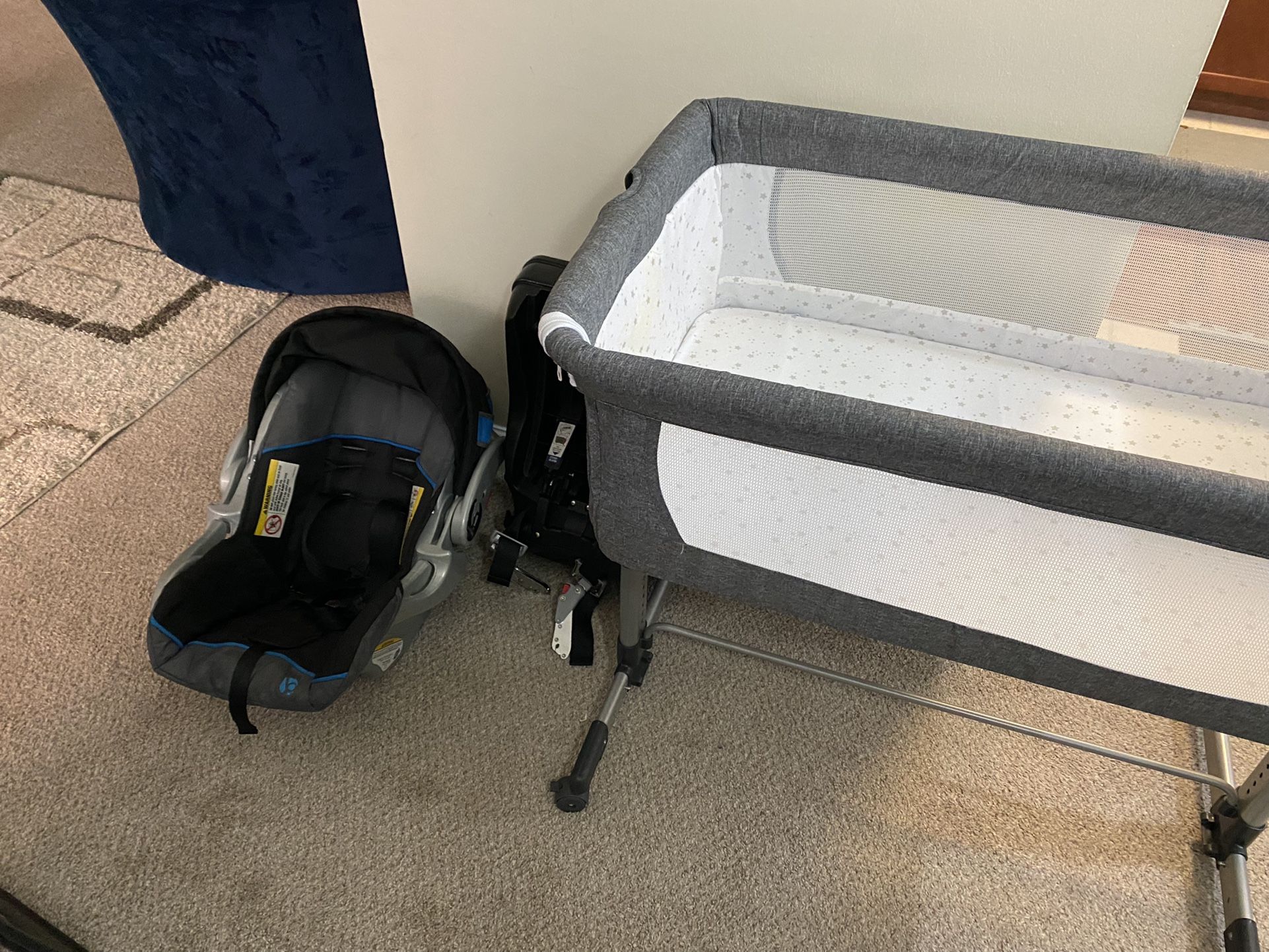 Crib And Car Seat For A Newborn To 1 Year. 