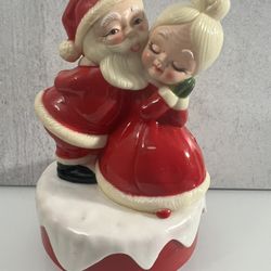 Vintage Santa Kissing Mrs. Claus Christmas Music Box 1973 Turns Hong Kong