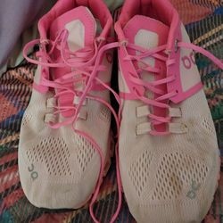 Lady's On Clouds Size W6.5 15 Dollars 