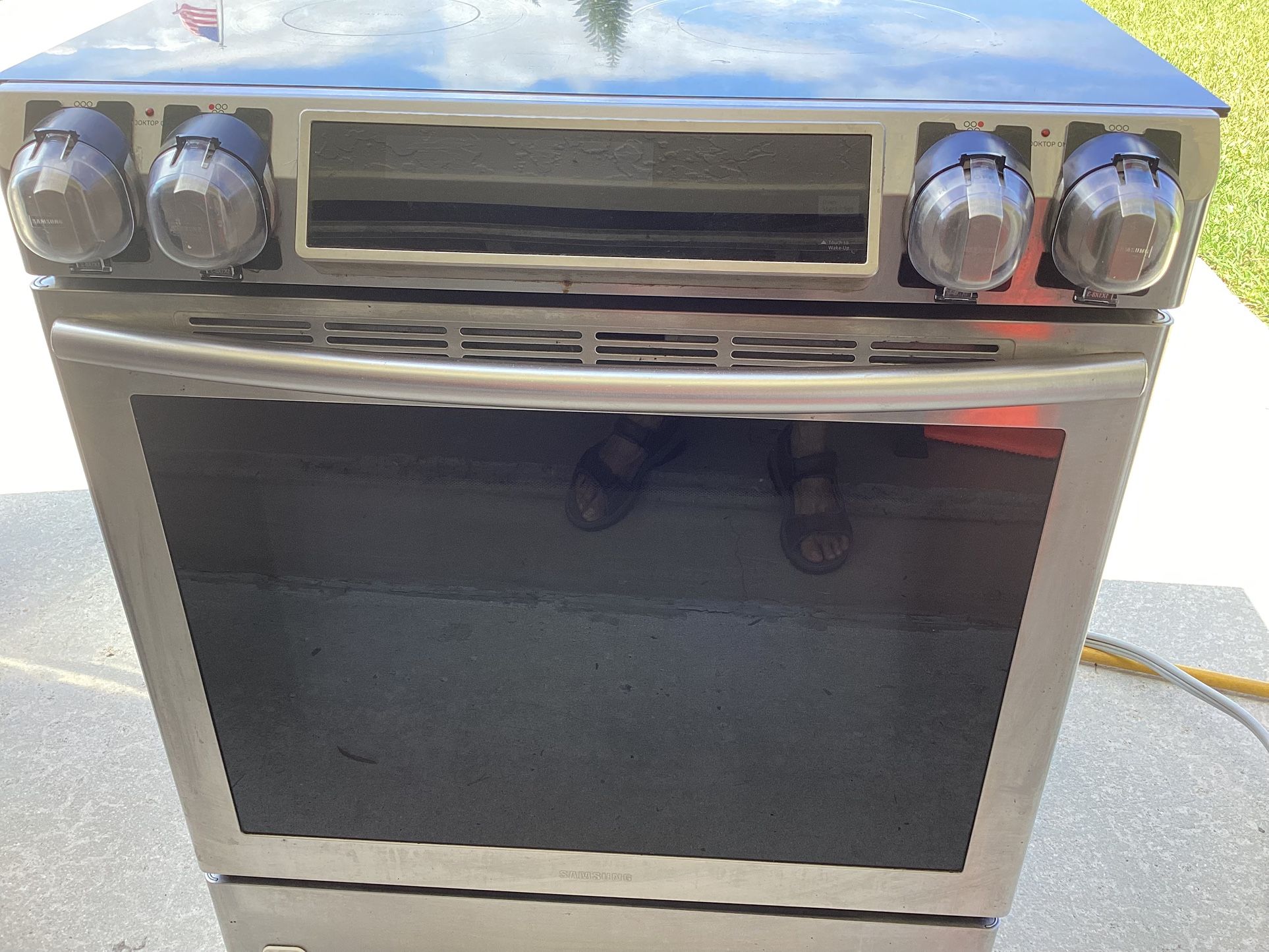 Samsung Electric Stove/oven In Good Working Condition Asking $400. Obo