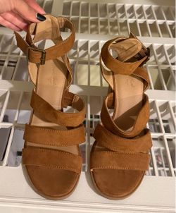 Universal Thread brown Suede Strappy Ankle-Wrap Sandals (6)
