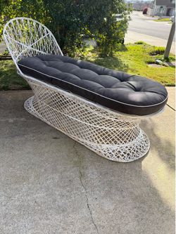 Rare MCM Vintage Russell Woodard Web Spun Fiberglass Patio Chaise Lounge with cushion  Very good vintage condition. Minor scuffs, scrapes, discolorati