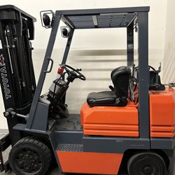 Toyota Forklift 5FGC25 EXTREMELY LOW HOURS!
