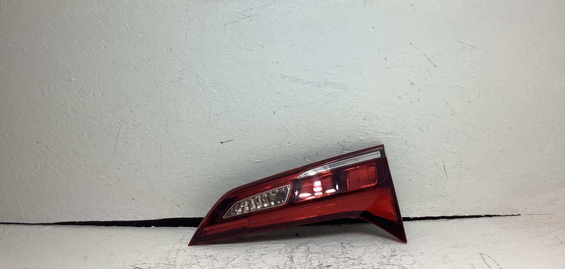 2016 2018 Acura RDX right inner tail light (1CC)
