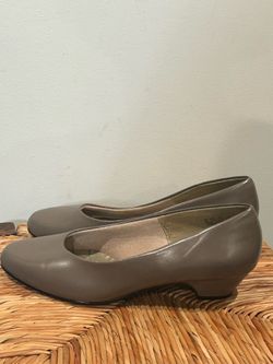 Soft Style Taupe Low Heel Pumps size 9.5