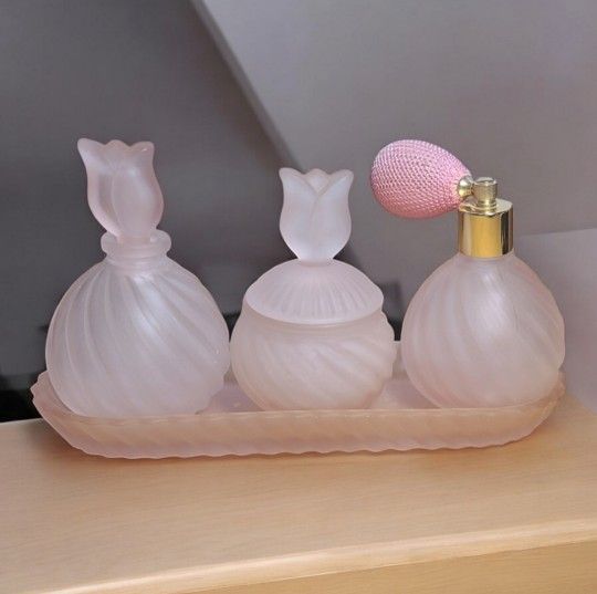 Frosted pink glass vanity perfume set
pre owned. looks good does have a tiny piece of thread sticking out on the pump.