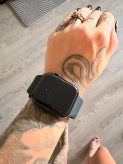 Apple Watch SE 44mm – Black + Charger