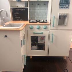 Kids  play kitchen / outdoor house / bbq