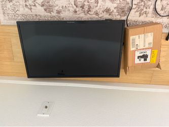 Insignia TV 32 Inch TV And wall mount