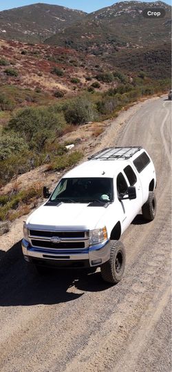 Chevy Silverado 6.5’ Leer Camper Shell Cap w/roof rack and lights