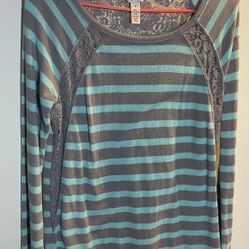 Woman’s/Teens Sweater (Medium)