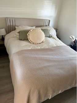 Bed frame queen