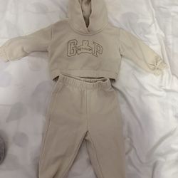 Gap hoodie and jogger set neutral color 6-12M *worn once