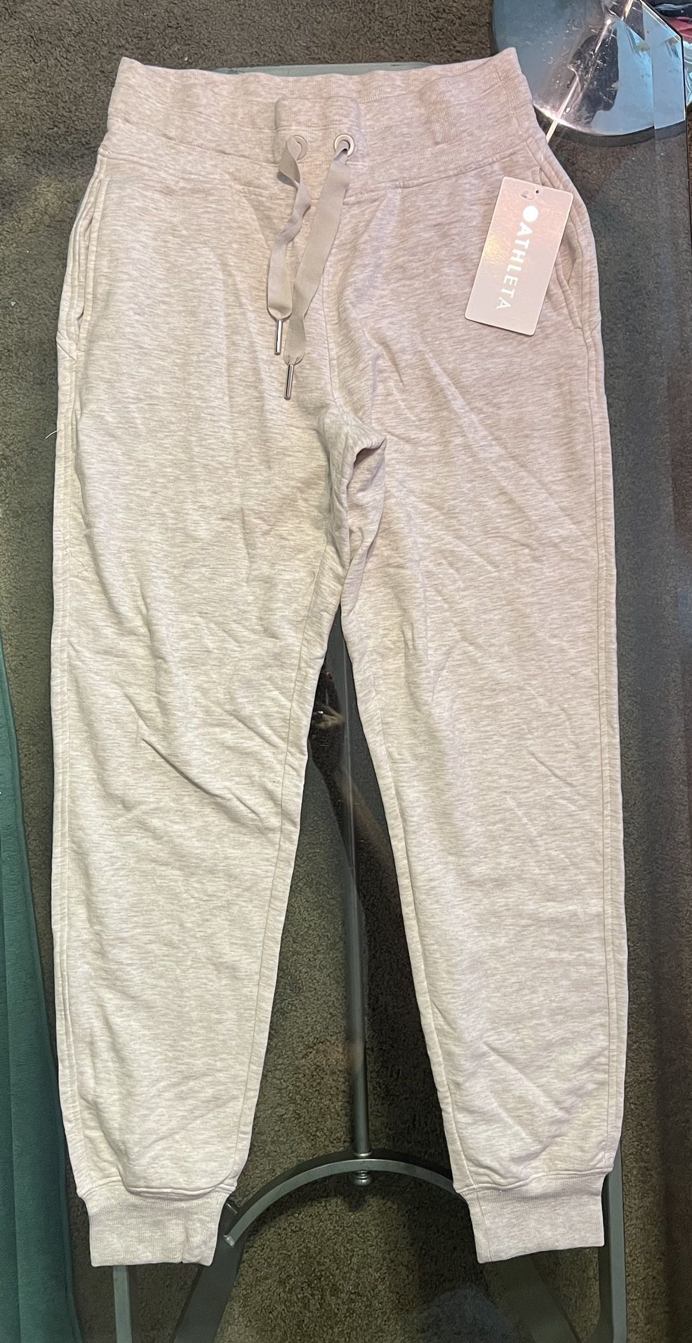 Athleta jogger new with label size xs but it is a size x and size M, the best offer