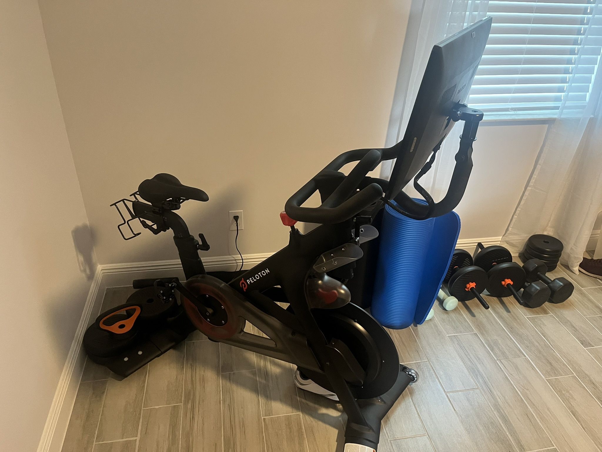 Peloton Bike w Swivel Screen