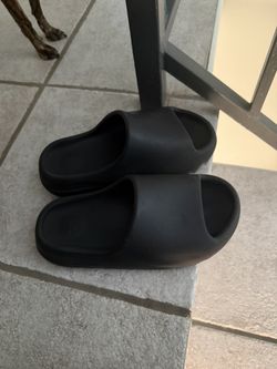 Yeezy Slides Size 6