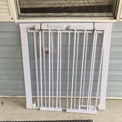 Baby Gate With Extensions To Fit Doorways 29” - 41” In Excellent Condition