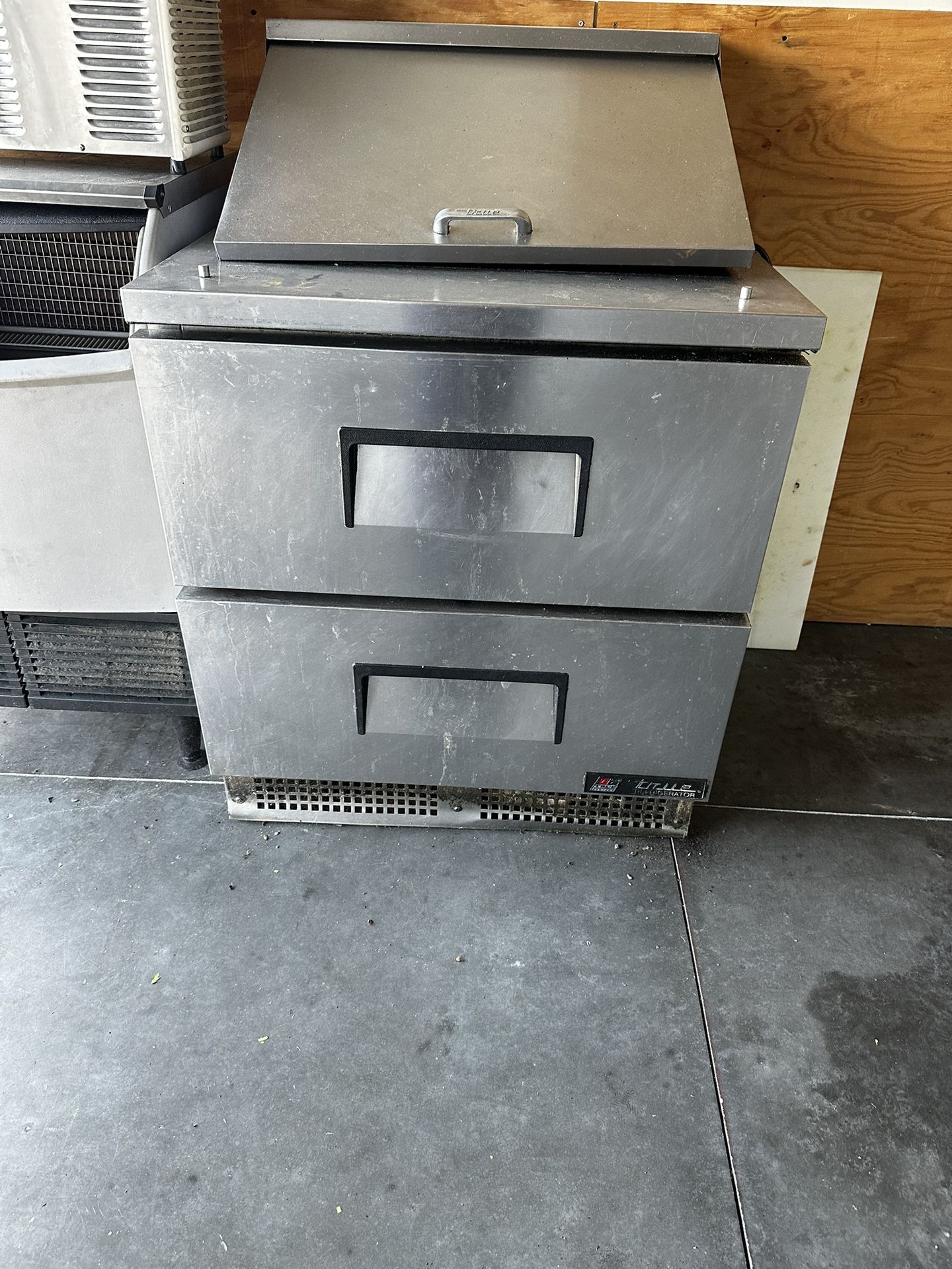 True TFP-32-12M-D-2 32" Sandwich/Salad Prep Table w/ Refrigerated Base