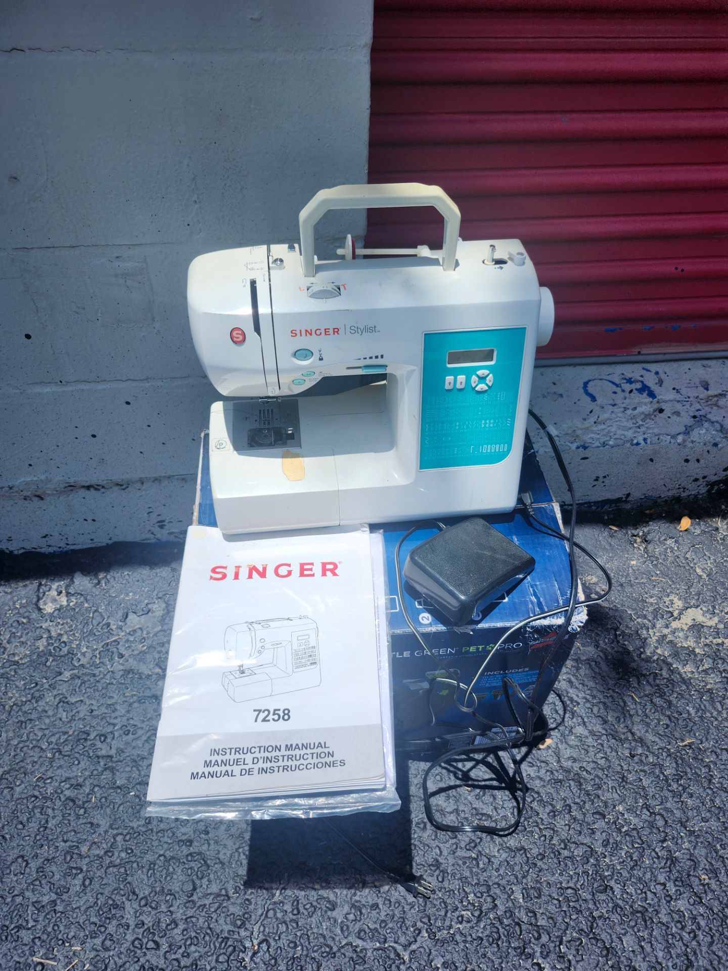 SINGER Stylist 7258 Electric Sewing Machine Portable Quilting Embroidery Denim