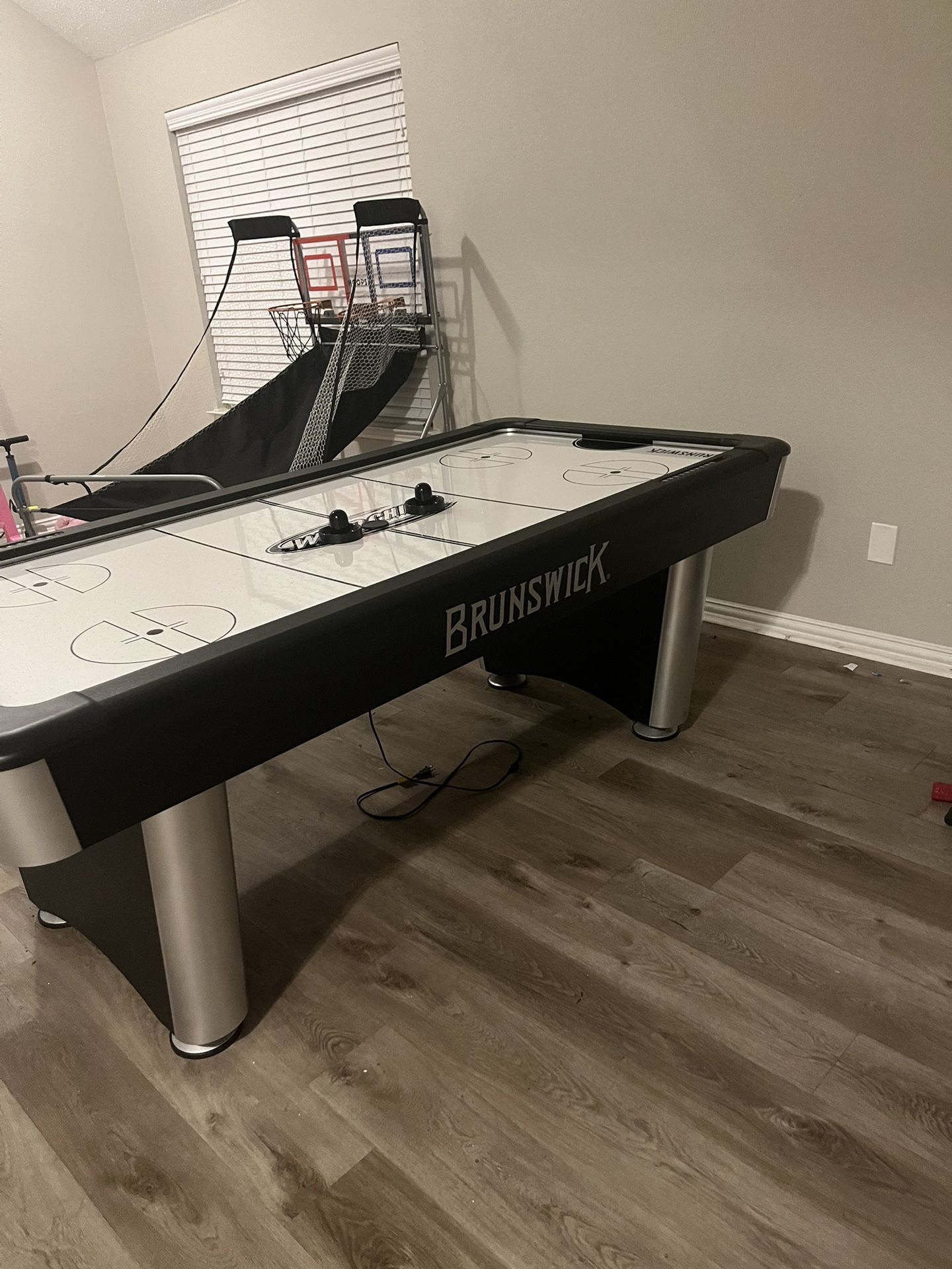 Brunswick Air hockey Table - Very Good condition Get Today 60.00