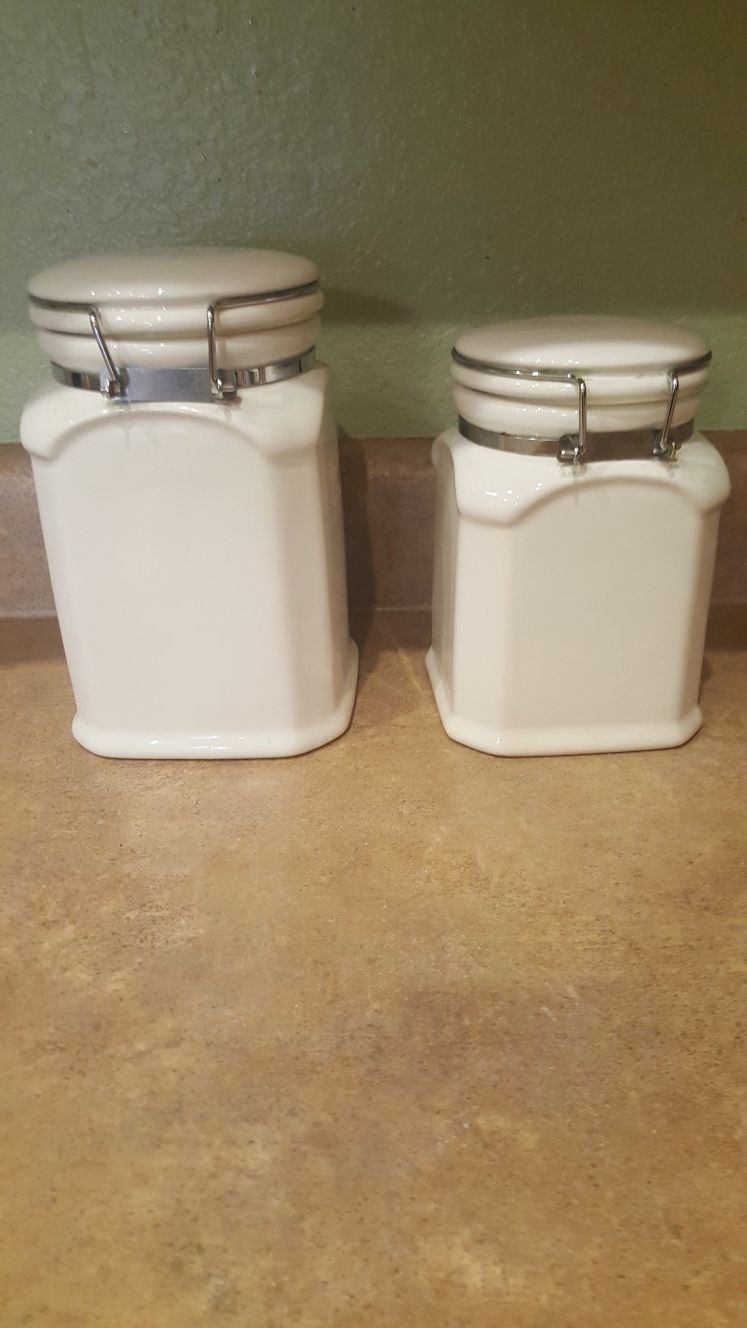 2 kitchen counter canisters with shut tight latches