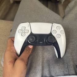 1 Ps5 controller and headset