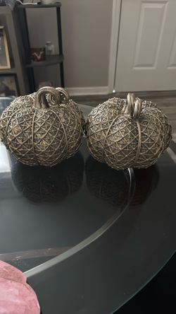 Decorative fall pumpkins