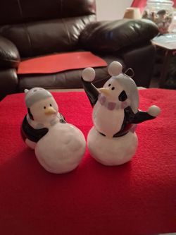 VINTAGE CERAMIC HOLIDAY PENGUIN SALT & PEPPER 