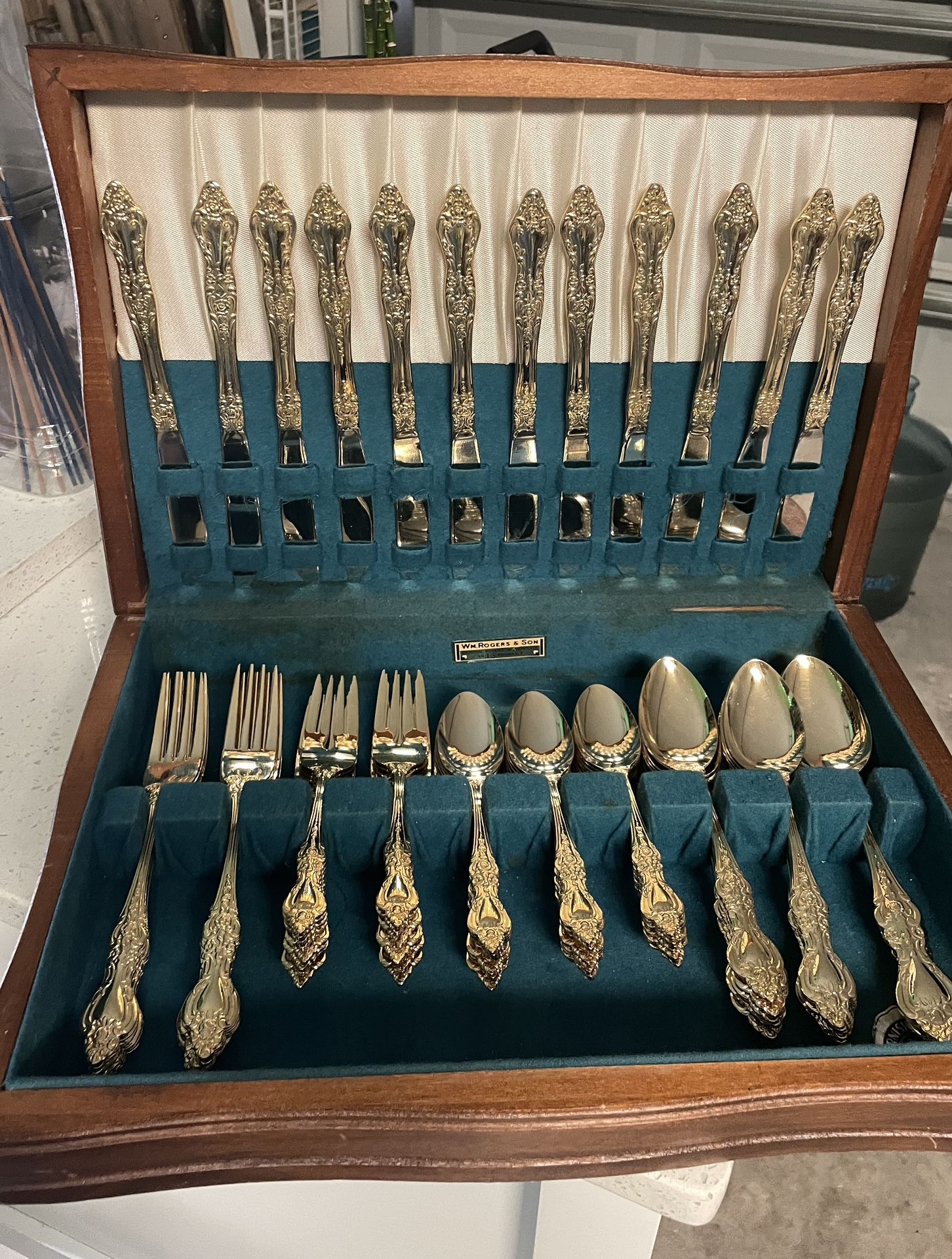 83 Piece Authentic Vintage https://offerup.co/faYXKzQFnY?$deeplink_path=/redirect/ & Son Silverware Set