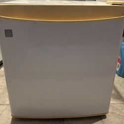 GE GENERAL ELECTRIC WHITE MINI FRIDGE