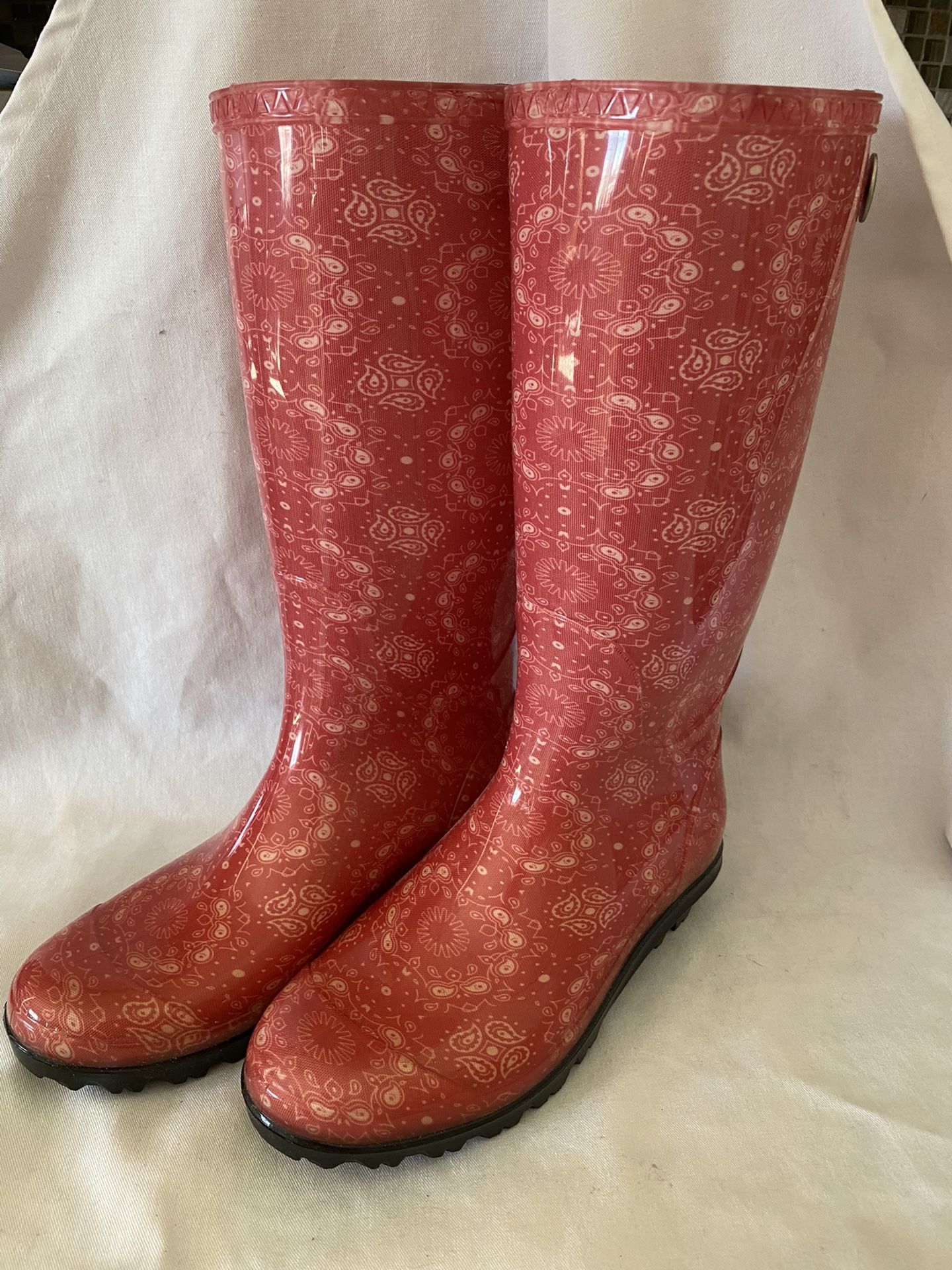Woman’s UGG Rain boots Size 7 Excellent Condition 