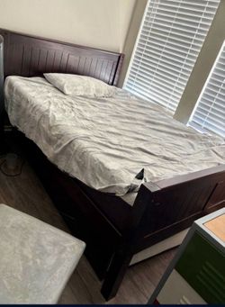 Queen bed solid wood and great queen mattress