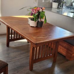 Oak table (and 4 free chairs)