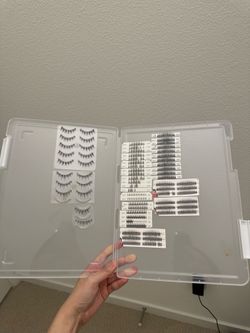 a fake eyelashes organizer and     The false eyelashes inside are complimentary.