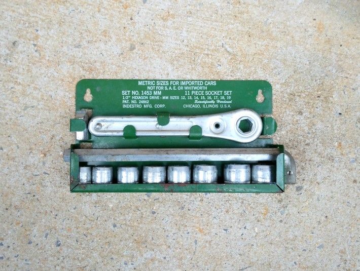 Vintage Indestro 11-Piece Metric Socket Set/Holder