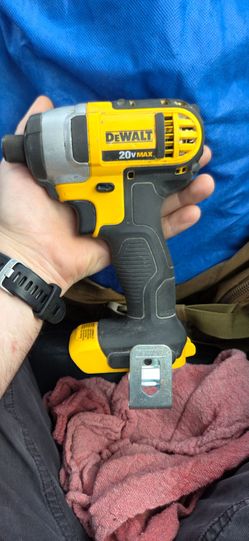 DEWALT 20V MAX 1/4-inch Cordless Impact Driver with 2x 2.0 AH Batteries