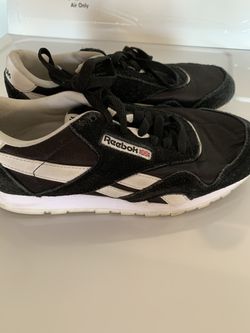 Black suede Reebok women’s 6