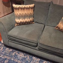 2 Love Seats Same Color  With 4 Cushion 