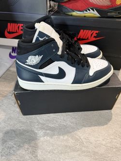 Jordan Midnight Mid 1s