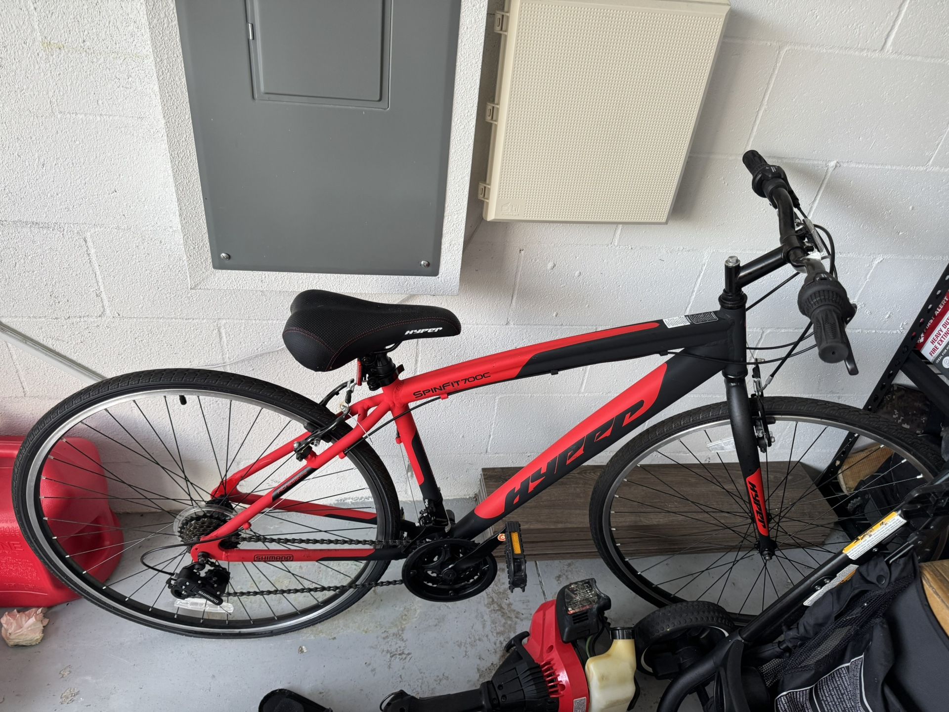 700c Hyper Bicycle Spin Fit Hybrid Bike, Black and Red