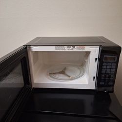 Counter Top Microwave.  700-watts In Excellent Condition And Works Perfect.  