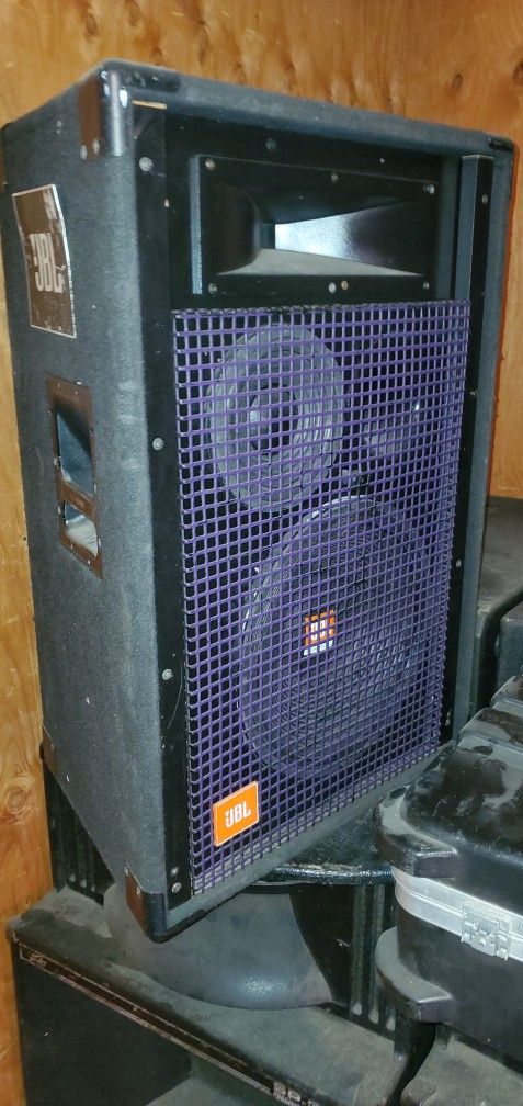 bocinas para grupo o dj. 3 pairs jbl srx peavey