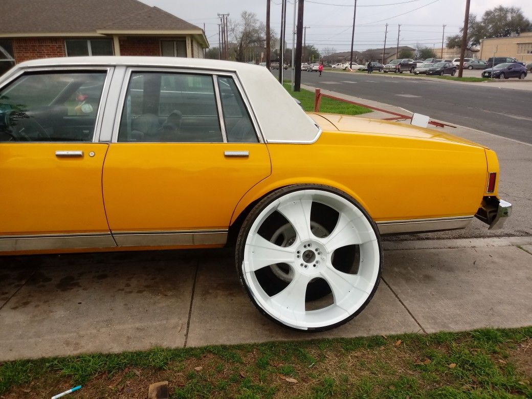 Box Chevy Caprice On 28s