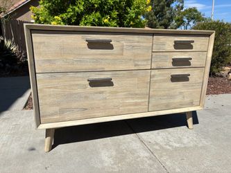 Solid Walnut Wood Dresser Chest of Drawers Furniture Excellent Condition