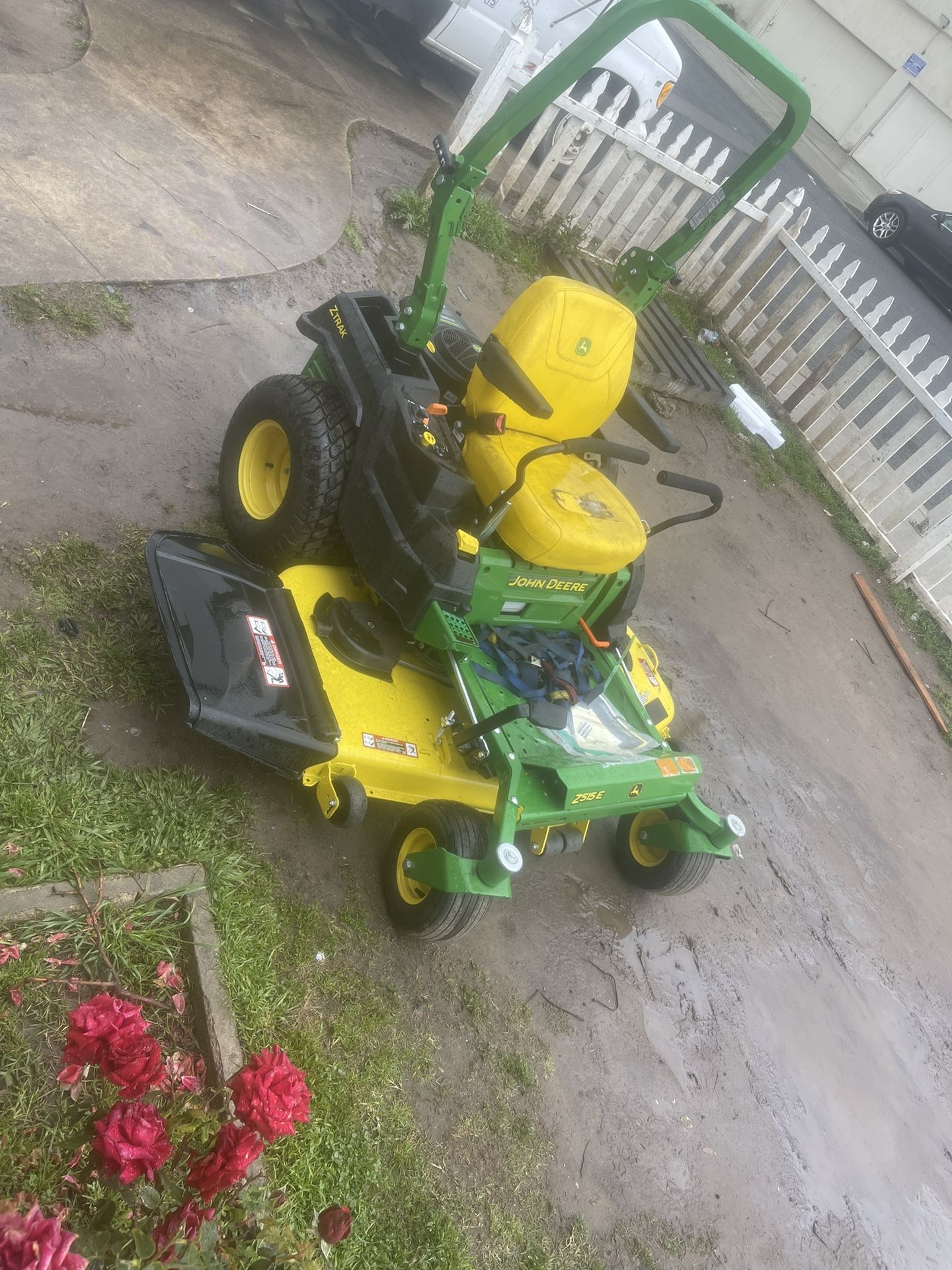 John Deere Z515E 60 in. 24 HP V Twin ELS Gas Dual Hydrostatic Zero Turn Riding Mower