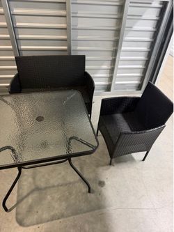 Out door table  set 2 chairs and 1 table asking for $75 pick up in Elizabeth New Jersey