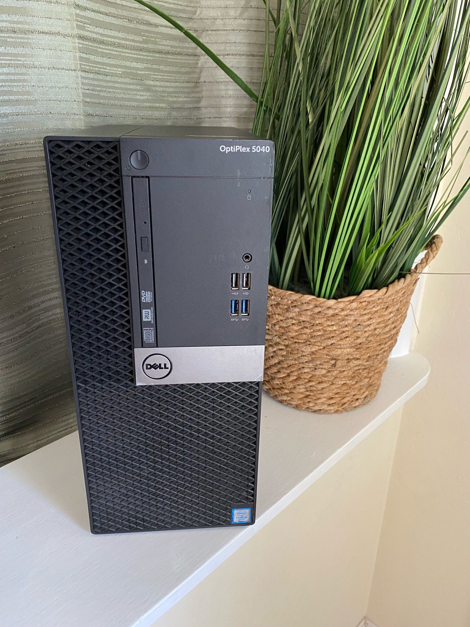 Dell Computer with 1TB M.2, 16 GB Ram, 6th Gen i5