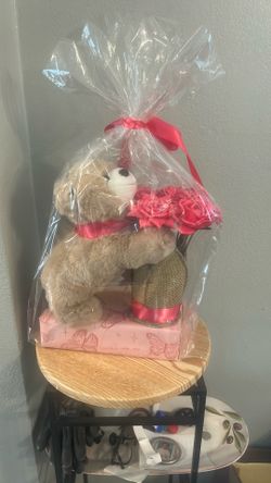 Arreglo rosas y un muńeco de peluche
