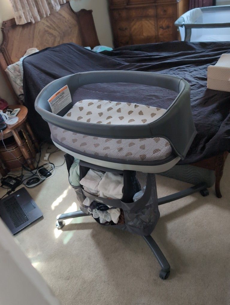 Chicco Close To You Bassinet W/ Diaper Caddy